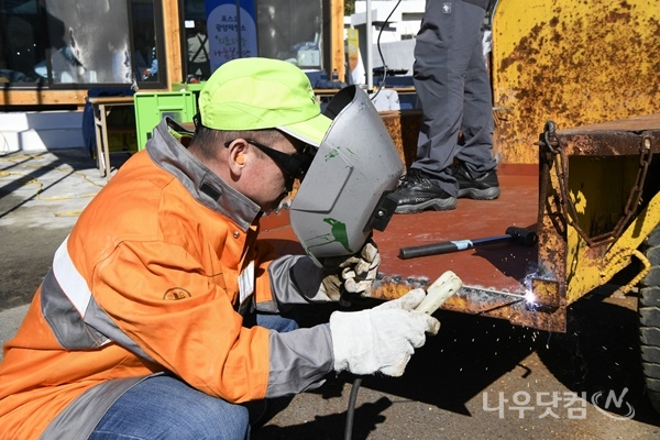 사내 재능나눔 농기계 수리 봉사단(광양제철소제공)