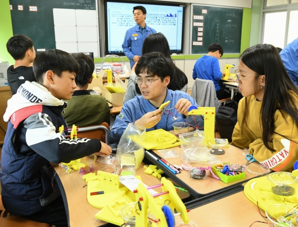 '철'의 이해와 어떻게 재활용되는지 직접 체험및 과학분야 인재양성을 위한 주니어 공학교실(광양제철소제공)