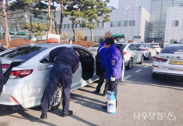 순천시와 모범운전자회,순천역 택시소독 실시(순천시제공)