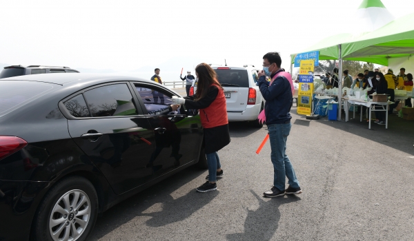 양식어가돕기 드라이브스루 활어회 판매 (여수시제공)