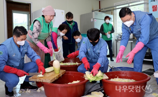 광양제철소 압연부문 직원들과 직원 가족들로 구성된 재능봉사단(광양제철소제공)