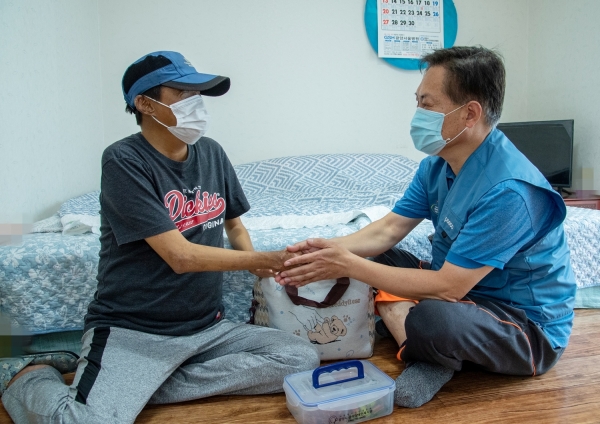 희망의 뿌리 봉사단 반찬 배달 봉사(광양제철소제공)