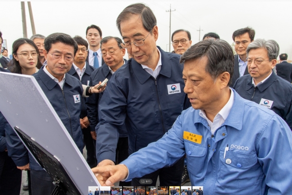 한덕수 국무총리 광양제철소 동호안 부지 방문. 포스코 김학동 부회장(사진 오른쪽)이 한덕수 국무총리에게 동호안 부지 현황 및 개발 계획을 브리핑하고 있는 모습(광양제철소 제공)