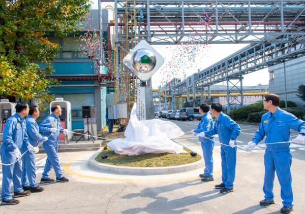 광양제철소, 40주년 '신 설비인의 탑' 제막식에서 이진수 광양제철소장(왼쪽 세번째)과 설비부문 직원 대표 등이 신 설비인의 탑을 제막하고 있다. (광양제철소 제공)