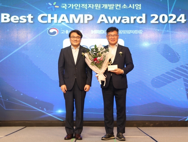 포스코, 우수공동훈련센터 시상식에서 성과평가 우수기관상과 자율공동훈련센터 선정패 수상(포스코제공)