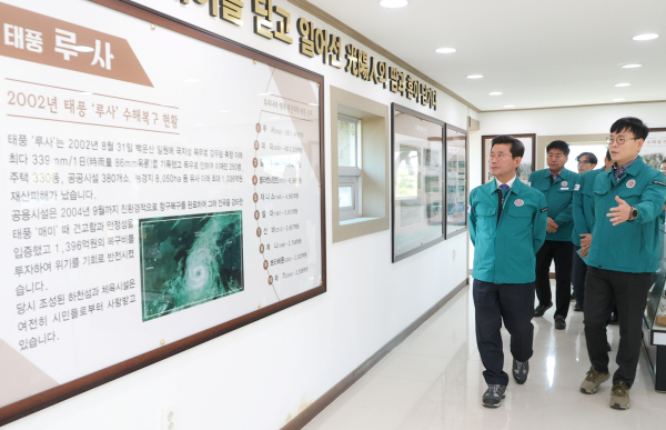 솔밭섬 내 태풍 루사 극복 기념관에 방문한 정인화 광양시장(광양시 제공)