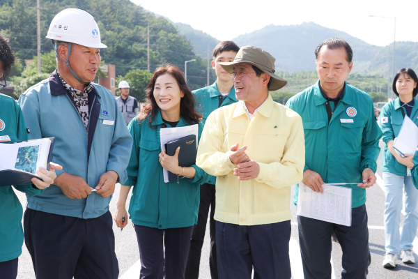 광양항 배후도로 확포장공사 현장 방문한 정인화 시장(광양시 제공).jpg